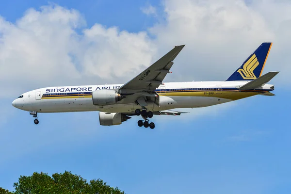 Airplane landing at Singapore Airport — Stock Photo, Image