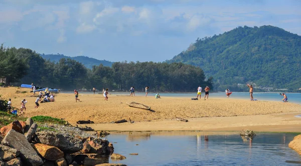 As pessoas gostam na praia de Naiyang — Fotografia de Stock