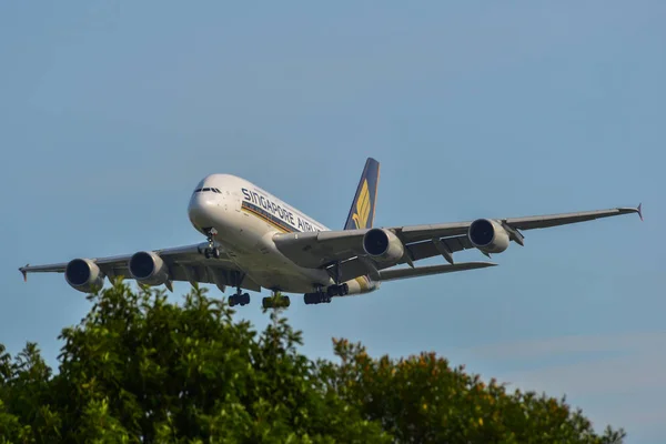 Repülőgép leszállás a szingapúri repülőtéren — Stock Fotó