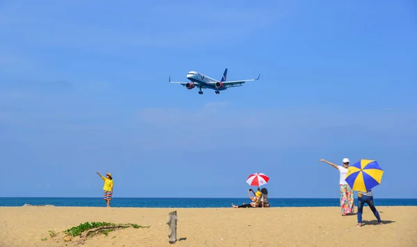 Avión aterrizando en el aeropuerto de Phuket — Foto de Stock