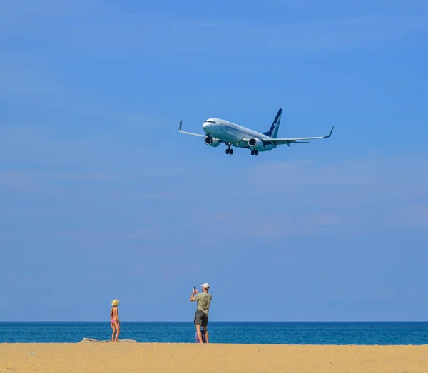 Airplane landing at Phuket Airport — Stock Photo, Image