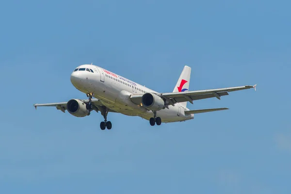 Avión aterrizando en el aeropuerto de Singapur — Foto de Stock