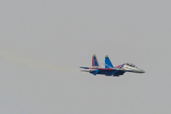 Rus Şövalyeleri Su-30sm savaş uçağı — Stok fotoğraf