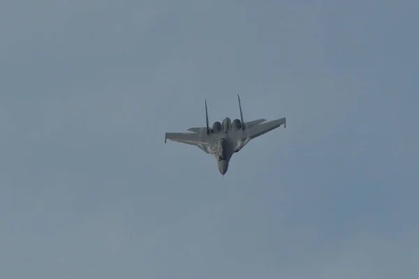 Savaş uçağı görüntülemek için uçuyor — Stok fotoğraf