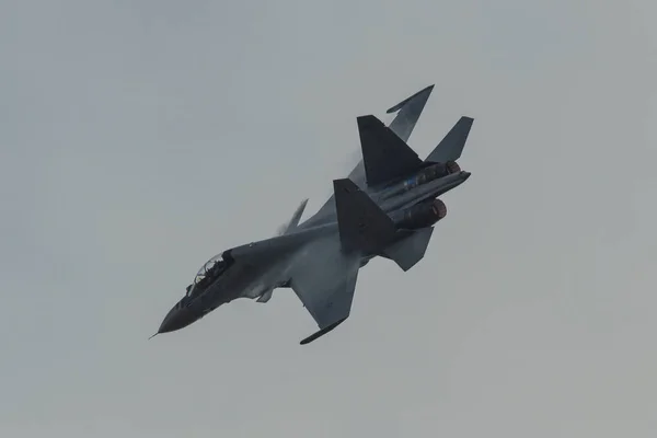 Avión de combate volando para la exhibición —  Fotos de Stock