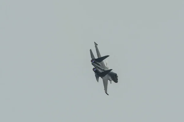 Avión de combate volando para la exhibición — Foto de Stock