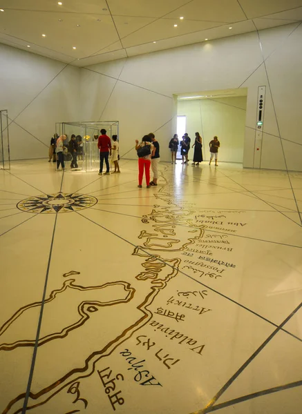 Mensen bezoeken het Louvre Abu Dhabi Museum — Stockfoto