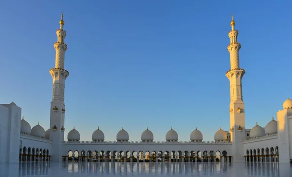 Архитектура Великой мечети Абу-Даби — стоковое фото