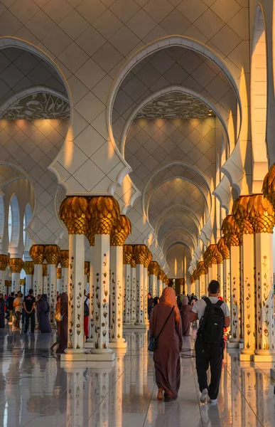 Architectuur van de grote moskee Abu Dhabi — Stockfoto