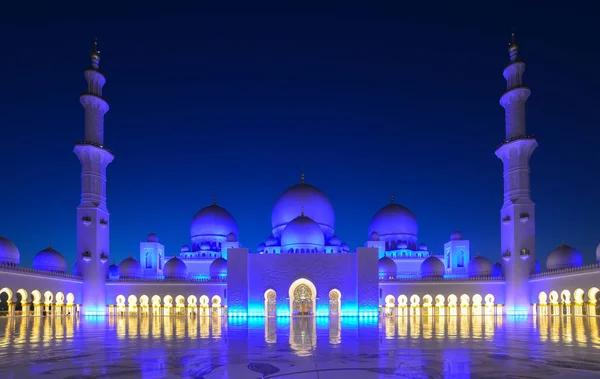 Architektur der großen Moschee abu dhabi — Stockfoto