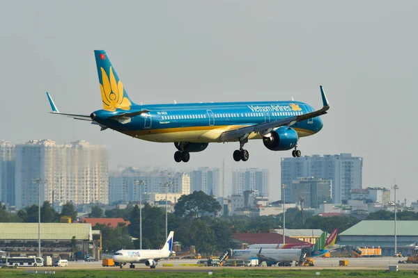 Airplane landing at Saigon Airport, Vietnam — Stock Photo, Image