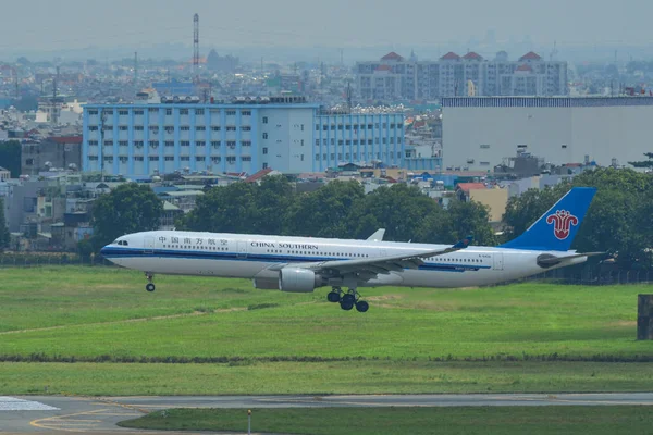 Avión en el aeropuerto de Saigón, Vietnam — Foto de Stock