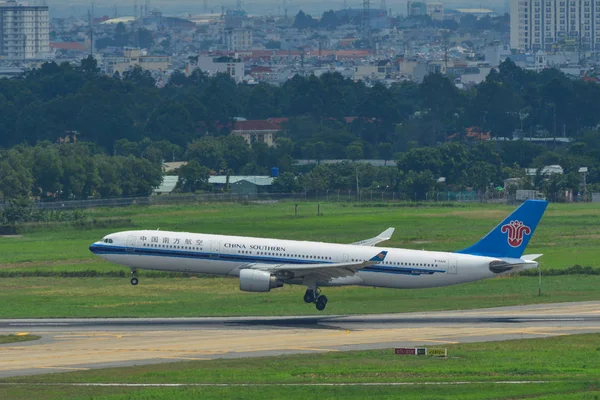 Airplane at Saigon Airport, Vietnam — Stock Photo, Image