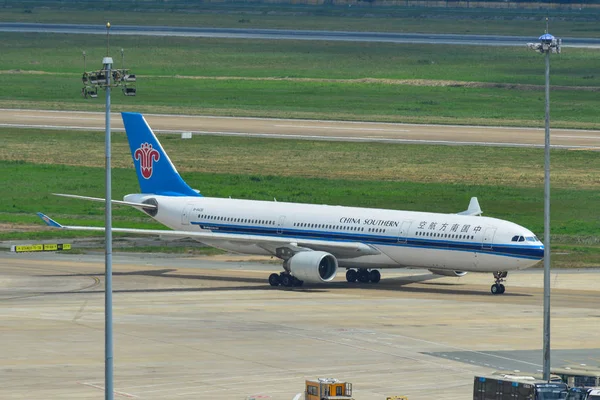 Avión en el aeropuerto de Saigón, Vietnam — Foto de Stock