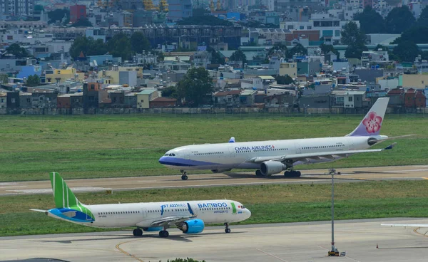 Avion à l'aéroport de Saigon, Vietnam — Photo