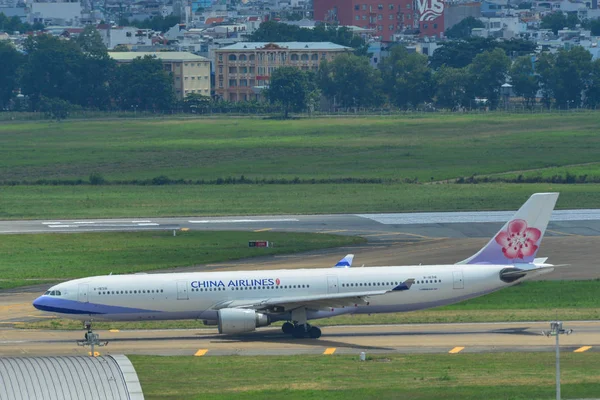 Avión en el aeropuerto de Saigón, Vietnam — Foto de Stock