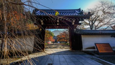 Japon tapınağının ahşap kapısı 