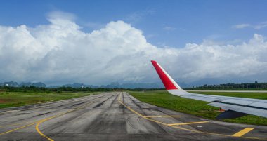 Uçak kanadı ile havaalanı pisti 