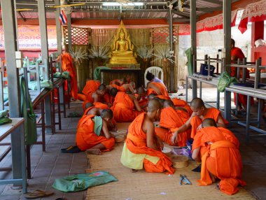 Budist tapınağında çalışan acemi keşişler
