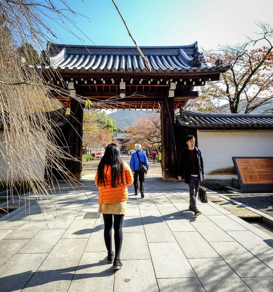 Dřevěná brána japonského chrámu — Stock fotografie