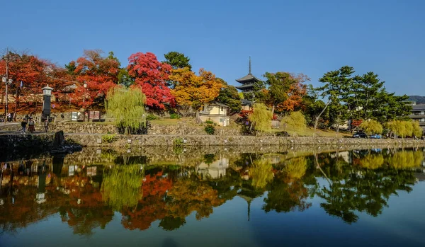 Paisagem do lago no outono em Nara, Japão — Fotografia de Stock