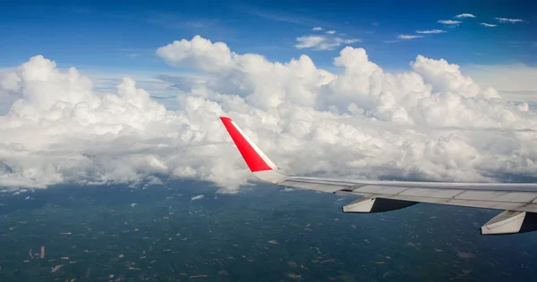 Vleugel van een vliegtuig — Stockfoto