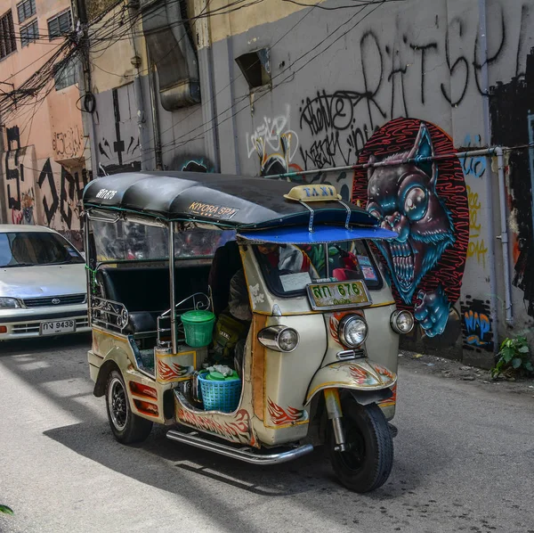 Un tuk tuk taxi en la calle — Foto de Stock