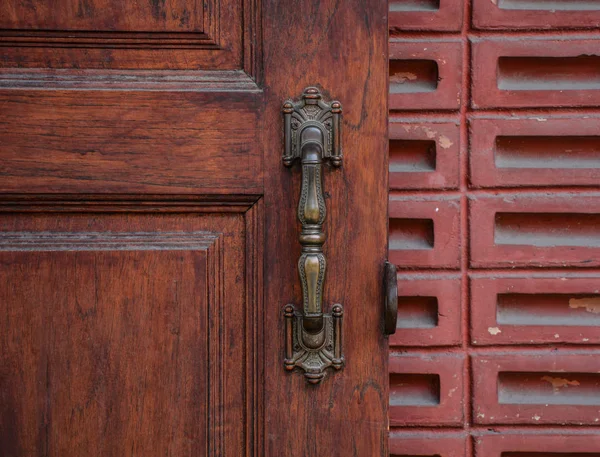 Una porta vintage in legno con pomolo — Foto Stock