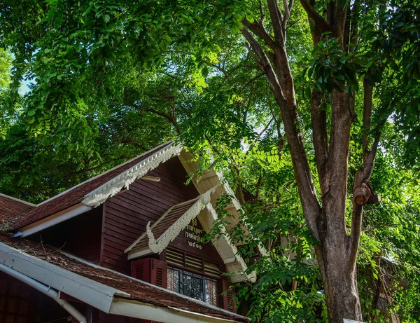 Thailändisches Holzhaus mit vielen Bäumen — Stockfoto