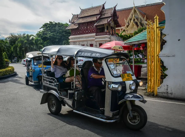 Un tuk tuk taxi en la calle —  Fotos de Stock