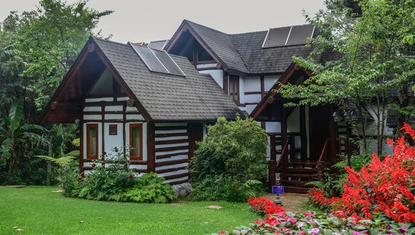 Sommerhaus mit botanischem Garten — Stockfoto