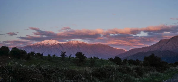 Paysages de montagne au lever du soleil — Photo