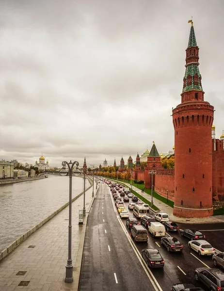 Uitzicht op het Kremlin en de oever van de rivier — Stockfoto