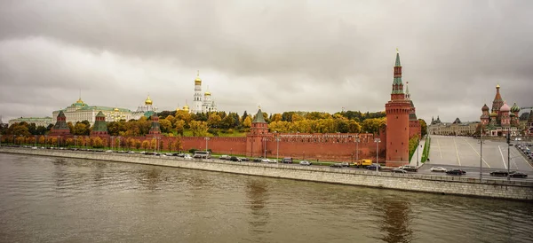 Вид на Кремль и берег реки — стоковое фото