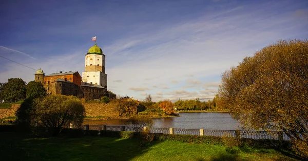 Güneşli bir günde Vyborg St. Olav Kulesi — Stok fotoğraf