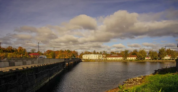 러시아 비보르그(Vyborg)의 강이 있는 도시 경관 — 스톡 사진