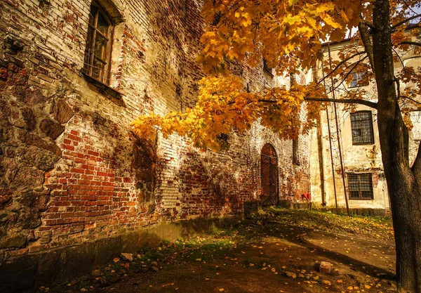 Sonbahar ağaçları ile Antik kale 
