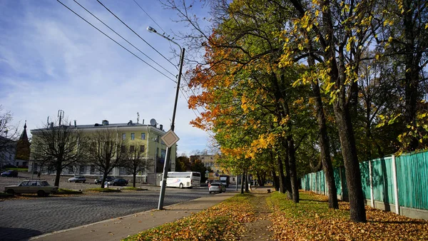 Stará ulice na podzim ve Vyborgu, Rusko — Stock fotografie