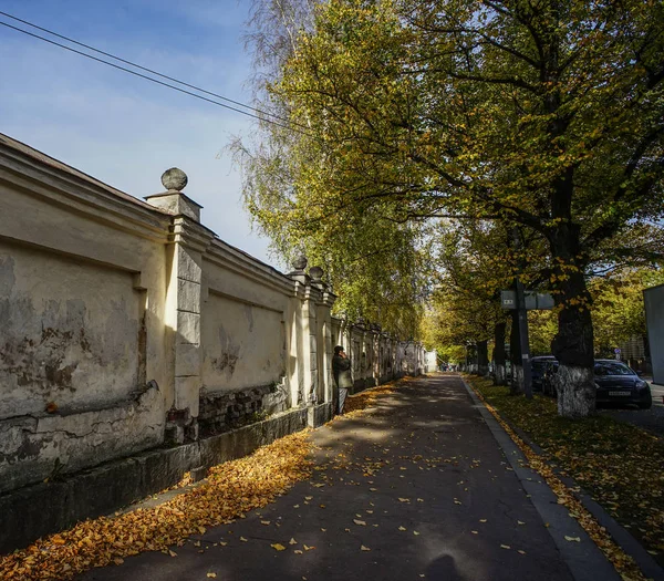 Calle vieja en otoño en Vyborg, Rusia — Foto de Stock