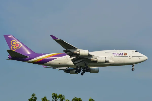 Passenger airplane at Bangkok Airport — Stock Photo, Image