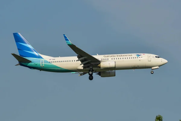 Avión de pasajeros en el aeropuerto de Bangkok — Foto de Stock