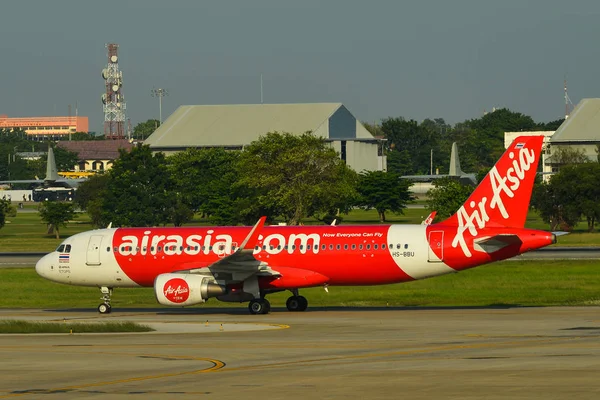 Avion de passagers à l'aéroport de Bangkok — Photo