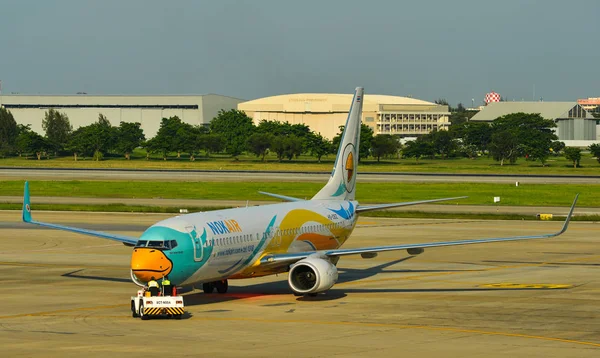 Пассажирский самолет в аэропорту Бангкока — стоковое фото