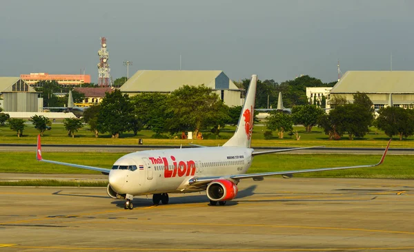 Passagiersvliegtuig op Bangkok Airport — Stockfoto