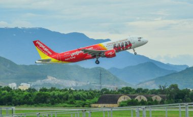 Yolcu uçağı kalkıyor. 