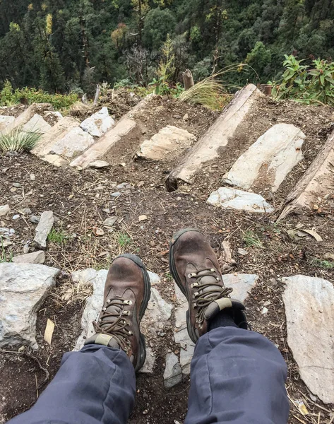 Wandelschoenen op bospad — Stockfoto