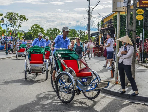 Cyclos en la calle en Hoi An, Vietnam —  Fotos de Stock