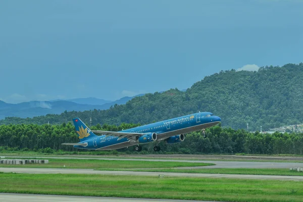 Avião de passageiros decolando — Fotografia de Stock