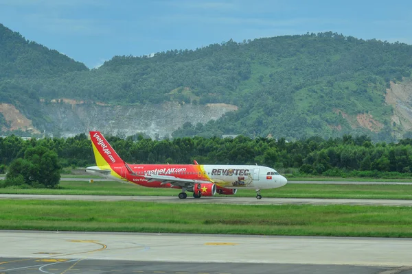 Aereo passeggeri all'aeroporto Da Nang — Foto Stock