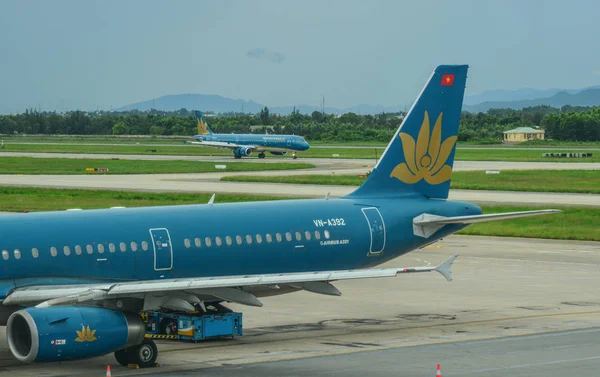 Avião de passageiros no Aeroporto de Da Nang — Fotografia de Stock